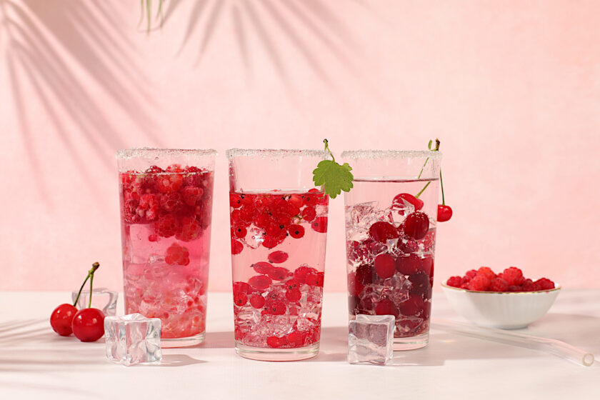 Gläser mit Drinks und Früchten