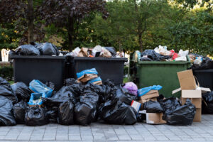Mülltonnen mit Abfall
